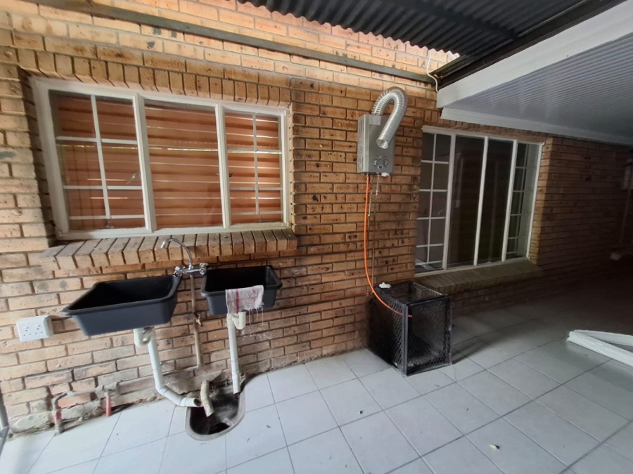 5 Bedroom Property for Sale in Oos Einde North West